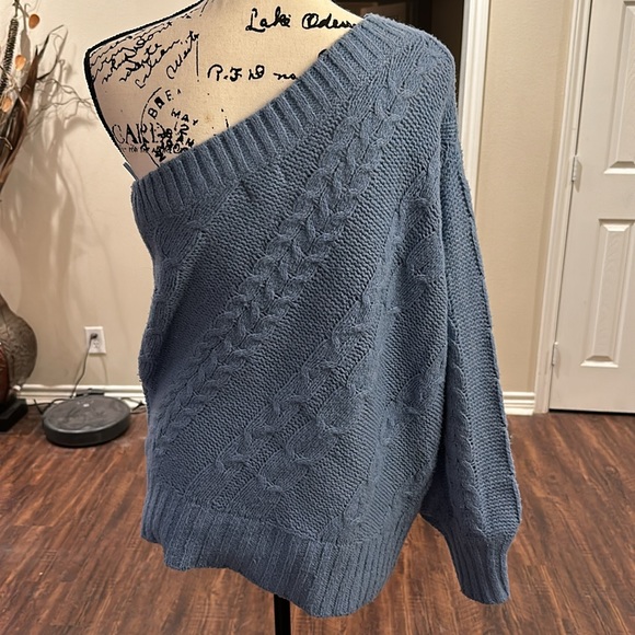 Cute off shoulder sweater - Picture 2 of 2